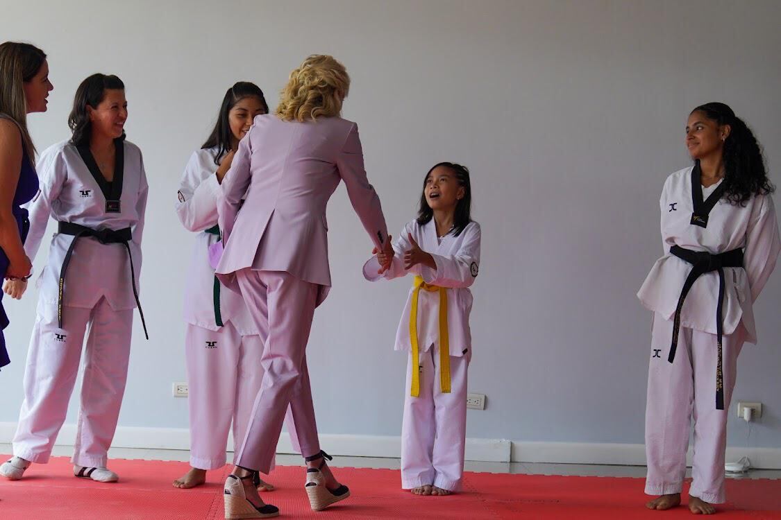 Tayra y Chelsea Burklund Guillén, dos alajueliteñitas de la pura cepa (nacieron y viven en San Josecito), casi no durmieron nada desde el viernes pasado cuando les dijeron que debían preparar una exhibición de su taekwondo para nada menos y nada más que la primera dama de Estados Unidos, doña Jill Biden