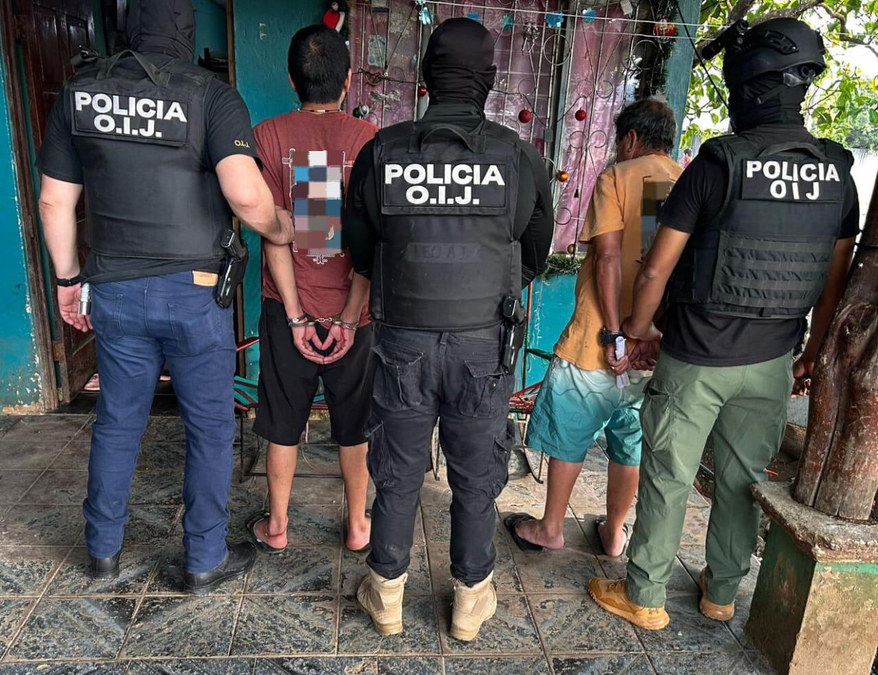 Los hombres de apellido Morera, de 56 años y 33 años, fueron detenidos en barrio San Martín de Nicoya por ser sospechosos del delito de lesiones. Foto: OIJ