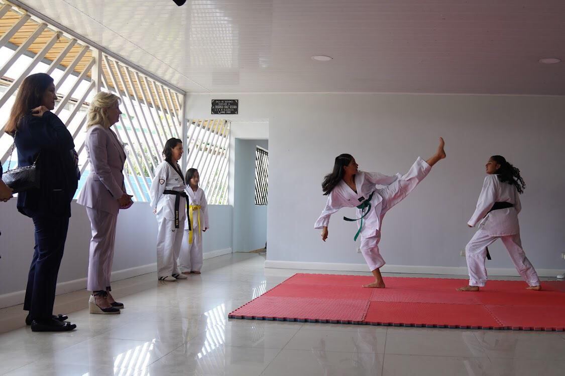 Tayra y Chelsea Burklund Guillén, dos alajueliteñitas de la pura cepa (nacieron y viven en San Josecito), casi no durmieron nada desde el viernes pasado cuando les dijeron que debían preparar una exhibición de su taekwondo para nada menos y nada más que la primera dama de Estados Unidos, doña Jill Biden