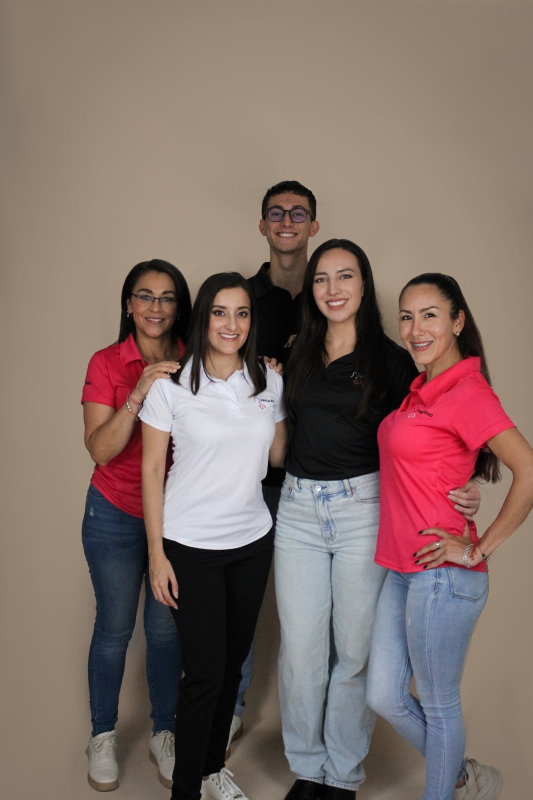 Con amor y dedicación, dos mujeres luchan por mejorar la vida de las mascotas.