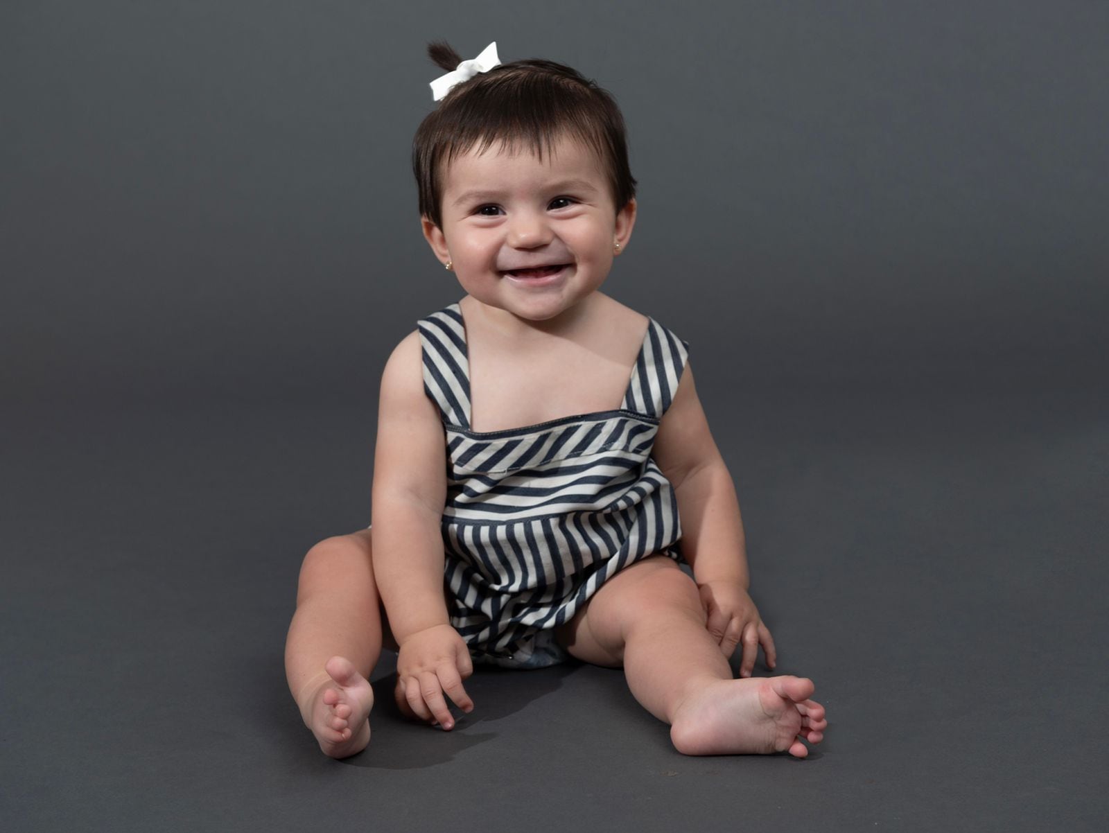 La familia Vargas Hidalgo de Santa Bárbara de Heredia, comenzó en 1927 una especial tradición al vestir a los que nacen, a los 9 meses, con un mismo vestidito que hizo Mélida Hidalgo. Lo han usado 11 hijos, 34 nietos, 80 bisnietos y 52 tataranietos. En la foto, Lucía Vargas Solís, bisnieta 25 en tomarse la foto con su hija, Eva Rodríguez Vargas, que es la tataranieta 50 que se toma la foto.