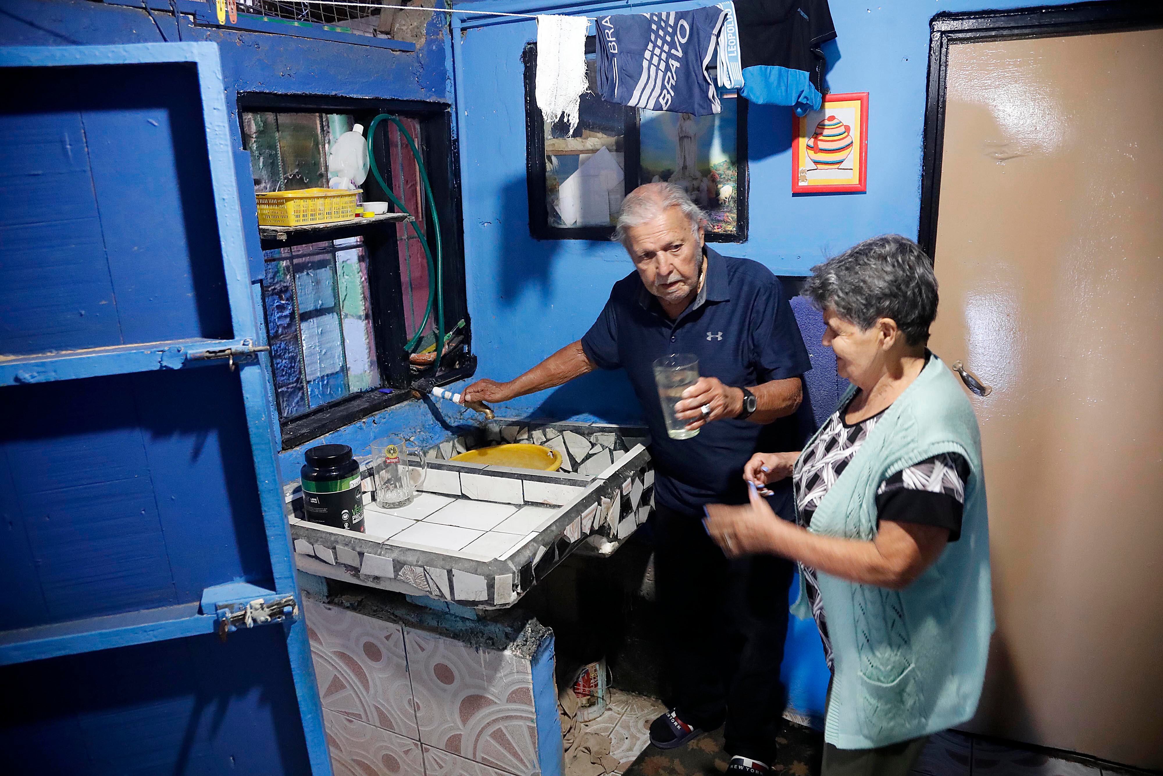 0/01/2024 Cinco Esquinas de Tibás, barrio San Gabriel Sur. Un camión cisterna contratado por Acueductos y Alcantarillados (AyA) repartió agua potable este martes por la mañana. Hombres, mujeres y niños de todas las edades se acercaron botellas, bidones, tarros y ollas para recoger agua ante la crisis que se vive por la contaminación del líquido con algún hidrocarburo hasta ahora desconocido. Foto: Rafael Pacheco Granados