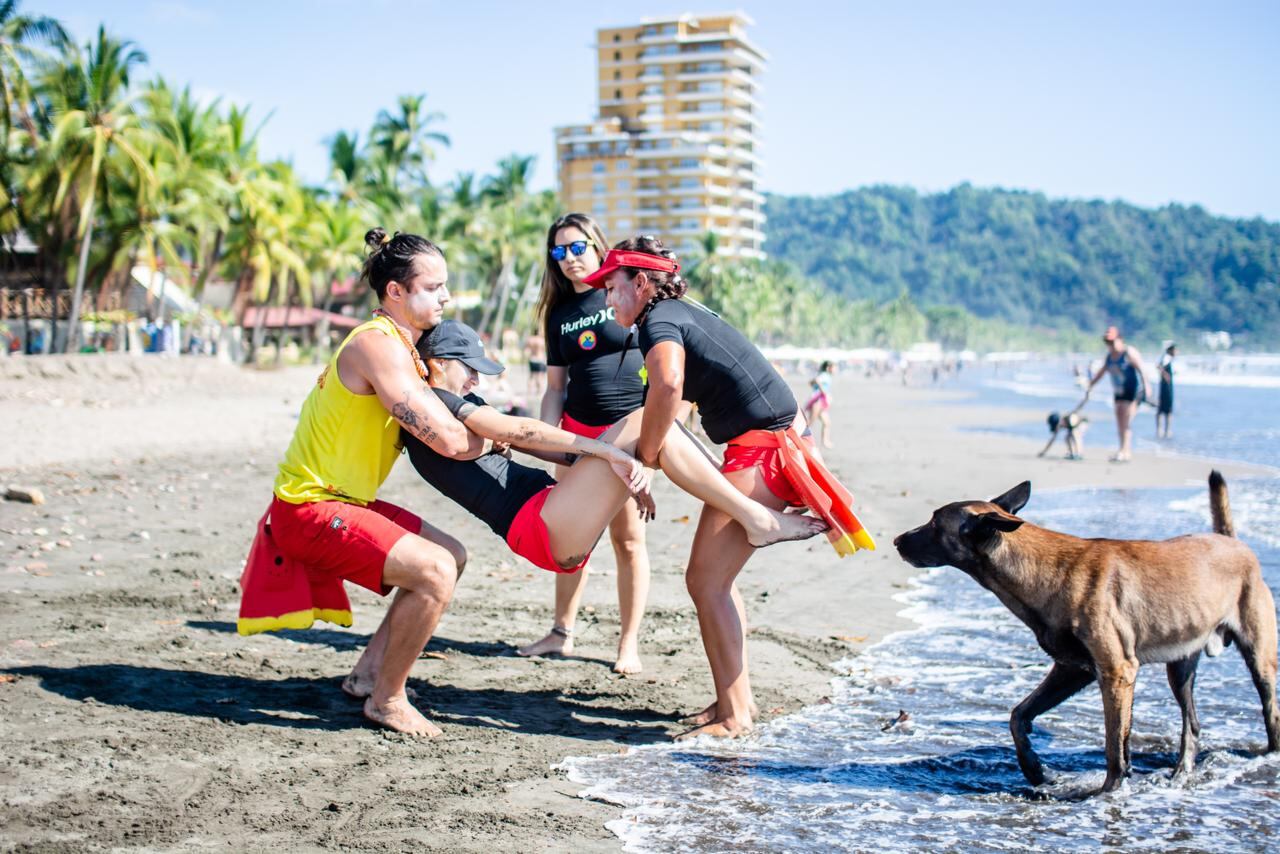 Marvin Chen es un guardavidas profesional que tiene más de 20 años de experiencia en diferentes playas del mundo como las de Australia y Estados Unidos. Es le jefe de guardavidas en Jacó y nos ayudó a crear los “10 mandamientos” para que usted pueda disfrutar del mar sin ponerse en peligro