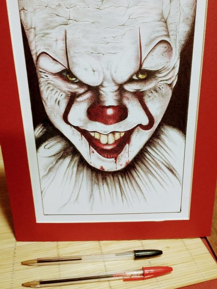 Hellen Guillén Solano es vecina de Heredia, tiene 3 hijos, estudió Diseño Gráfico y hace pinturas preciosas con los lapiceros que venden en menos de 200 colones en cualquier pulpería