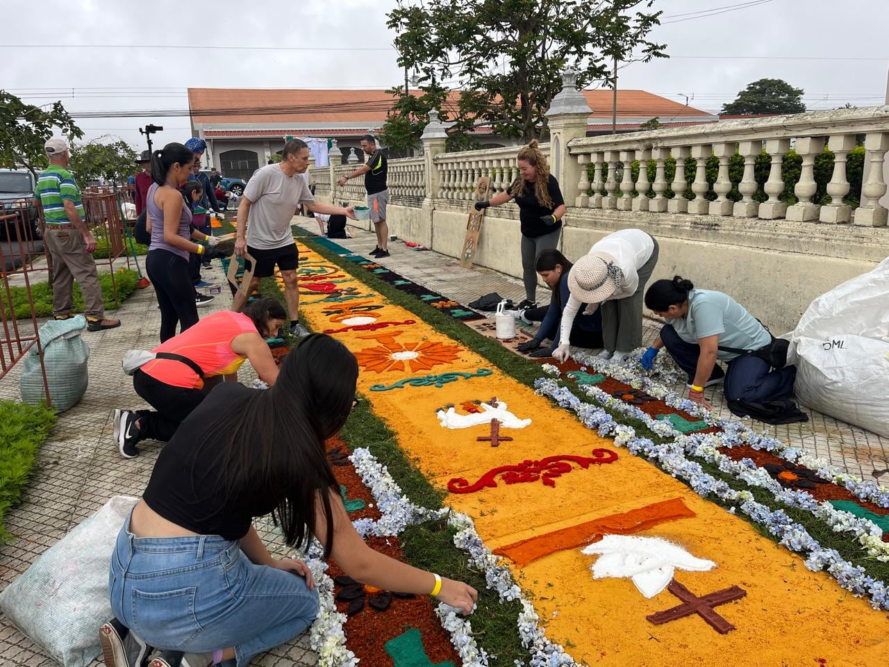 La celebración de Corpus Christi, desde la madrugada del domingo 7 de junio decenas de vecinos trabajaban contra reloj para convertir las calles alrededor del templo de San Rafael Arcángel de Heredia en una verdadera alfombra de fe, color y tradición. Mauricio Campos fue uno de ellos.