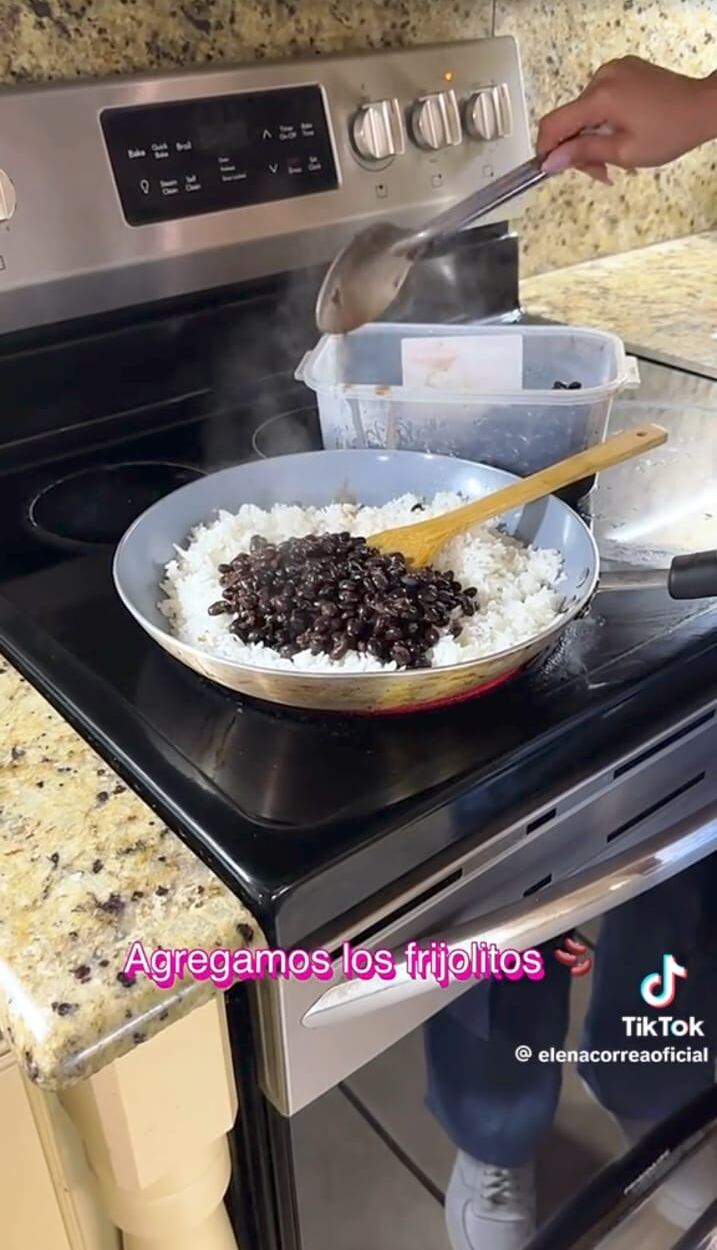 La cantante Elena Correa demostró cómo hace el gallo pinto y le llovió porque para muchos, no le puso cariño a la cocinada.
