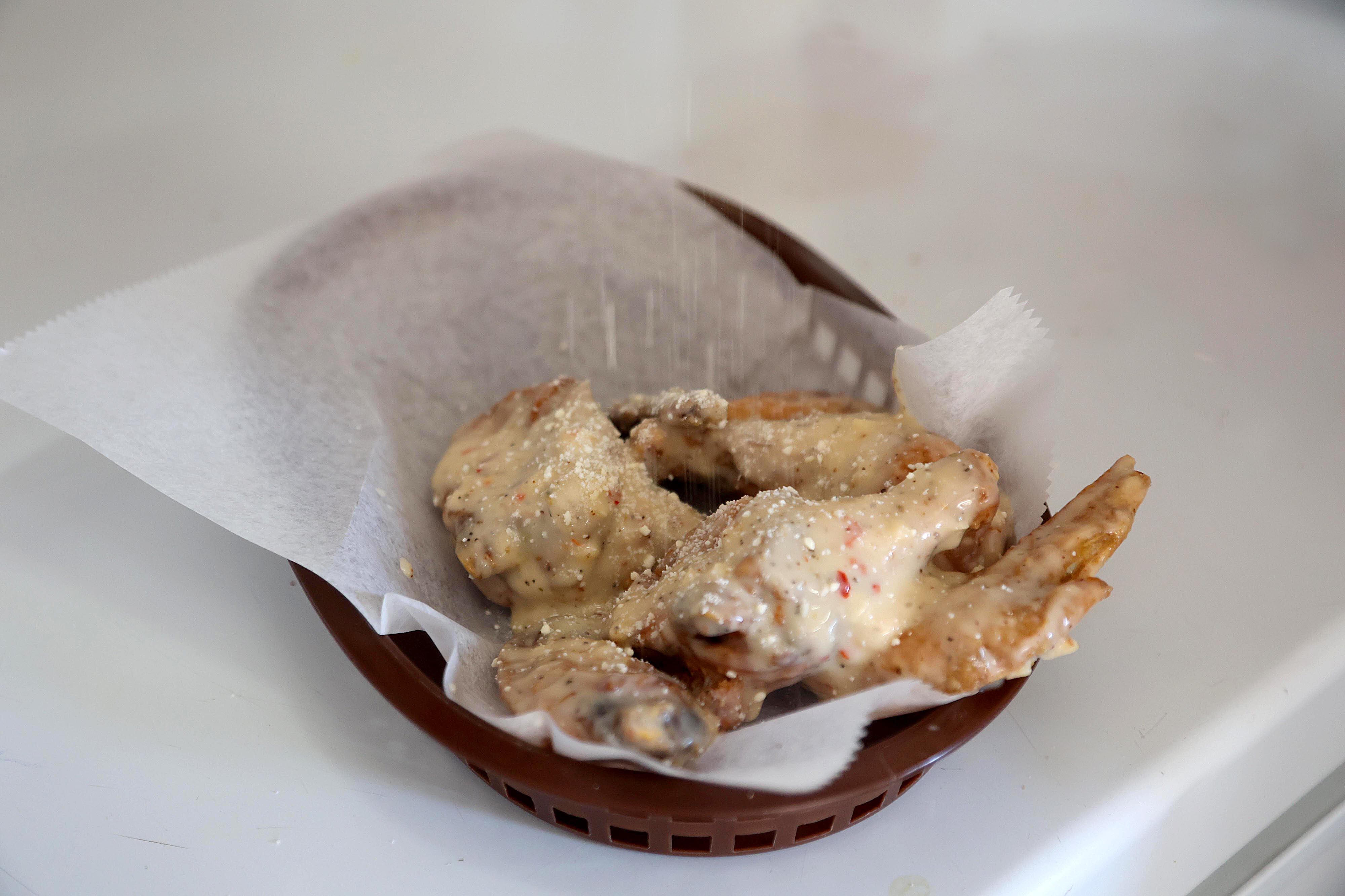 16/04/2024 San Pedro. Wings on Fire, local gastronómico ubicado diagonal a Muñoz y Nane, que entre otras cosas se ha vuelto famoso por las alitas de pollo bañadas con salsas diferentes a las tradicionales, como maracuyá, mora y tamarindo, entre otras. Foto: Rafael Pacheco Granados