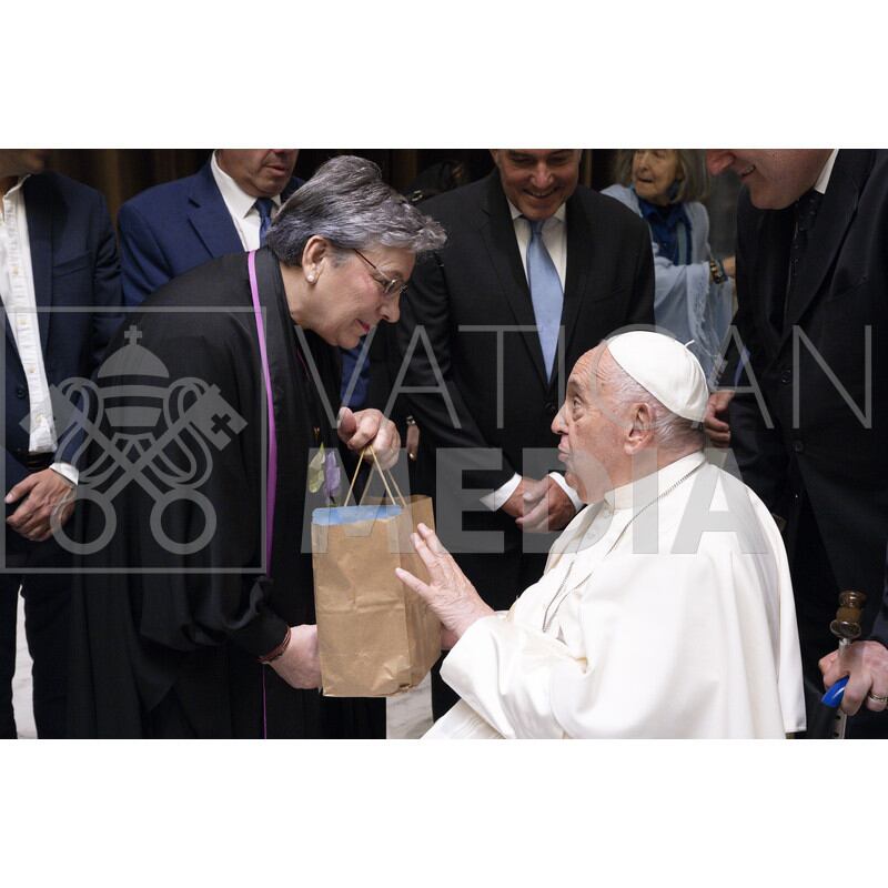 Ana Jiménez Castro es una cafetalera de Aserrí. Se metió de cabeza con el tema del café hace seis años y jamás imaginó que el cafecito que ella con tanto amor produce llegaría a las manos del papa Francisco. En la foto, la ministra de Educación, Anna Katharina Müller Castro, le entrega café de Costa Rica al papa Francisco.