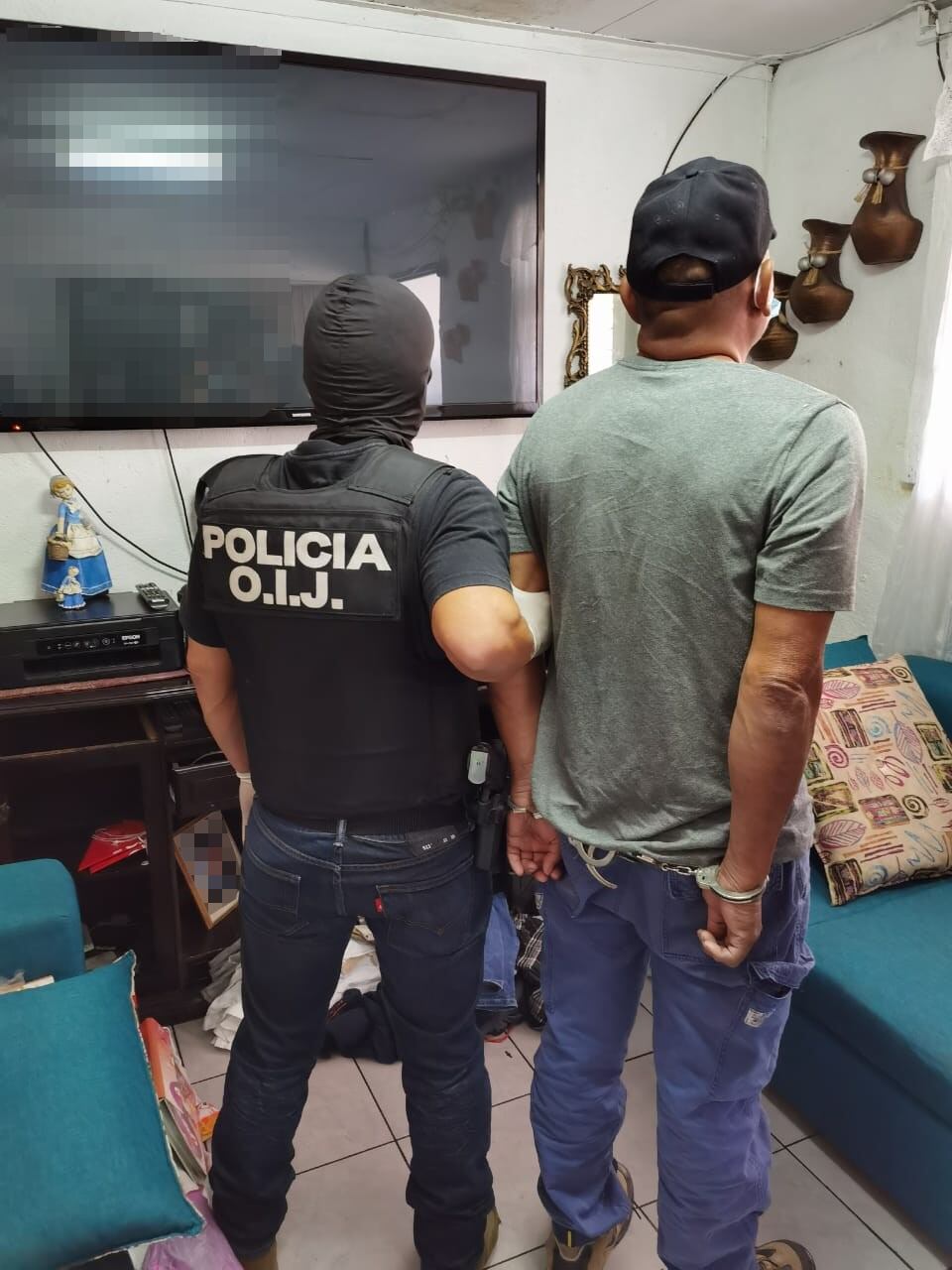Detienen a mujer apellidada Salazar, a su esposo, de apellido López. y a la hija de ambos como sospechosos de robarle ¢11 millones a viejita de 92 años. Foto OIJ.