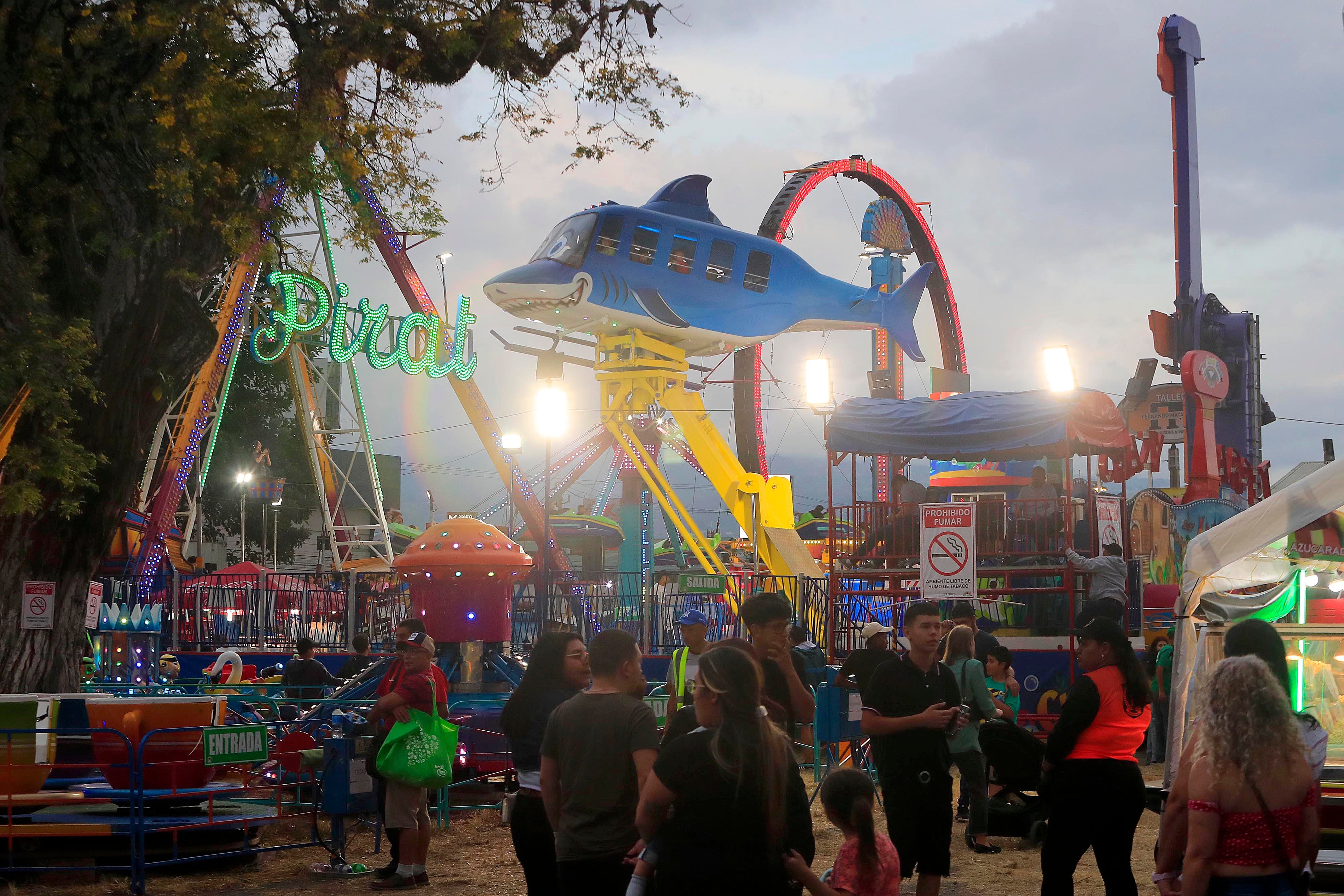 26/12/2023    Zapote. Mucho movimiento se apreció este martes, durante la tarde noche, en el campo ferial. Gran cantidad de gente disfrutó las comidas y de los juegos mecánicos.