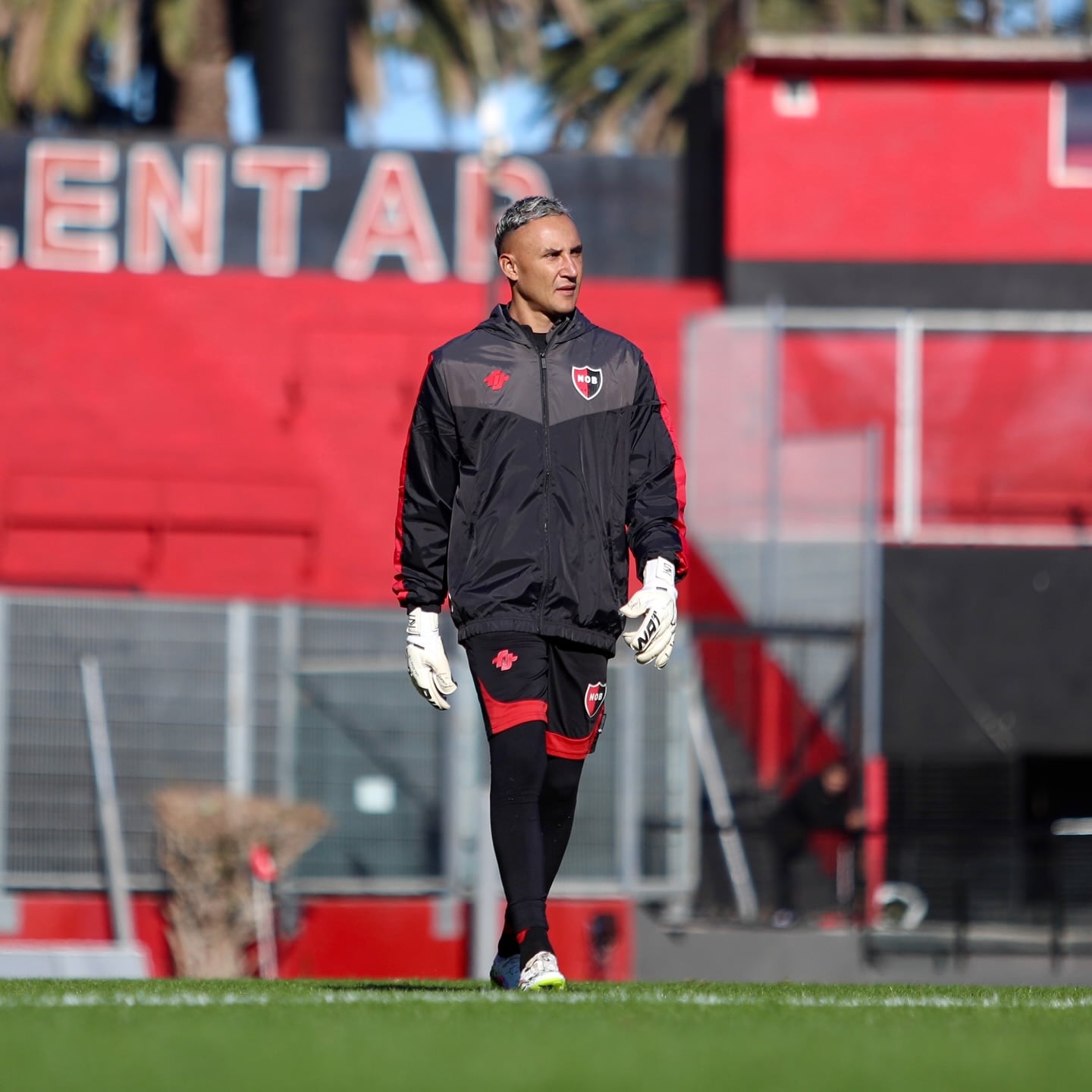 Keylor Navas no estuvo ni en la banca, este domingo en el partido entre Newell’s Old Boys y Banfield. Facebook NOB.
