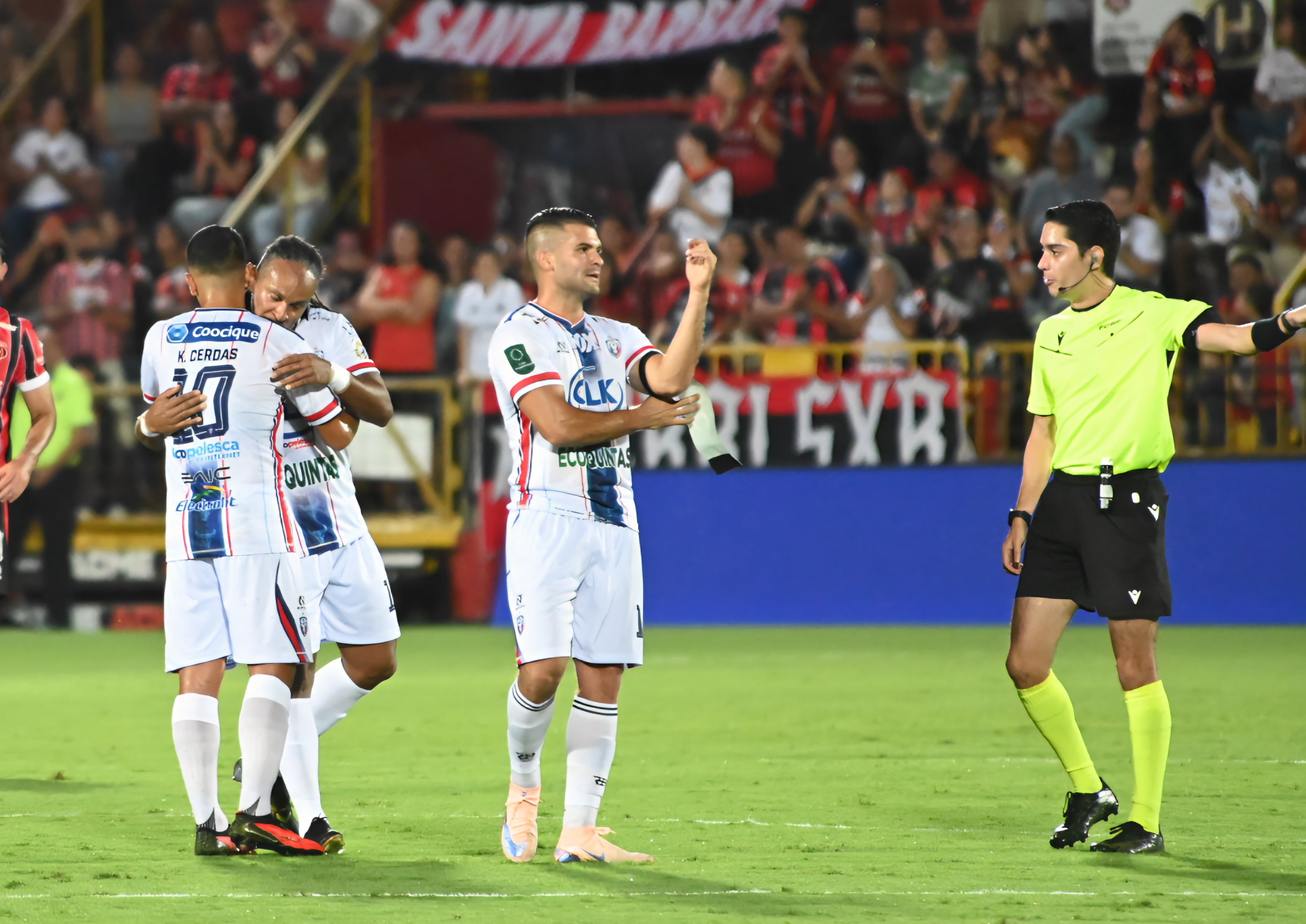 23 de agosto de 2026. Estadio Alejandro Morera Soto. 18:00 hrs. La Liga Deportiva Alajuelense juega contra la Asociación Deportiva San Carlos en partido correspondiente a la jornada 5 del Torneo de Apertura de la Liga Promérica. Otro dato relevante del juego es el retiro oficial del delantero Jonathan McDonald del fútbol. En la foto: Ismael Rescalvo técnico de la liga y Walter Centeno de San Carlos. Retiro del jugador Jonathan Mcdonald. Jugadas relevantes del partido. Foto: Albert Marin