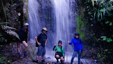 Catarata muy cerca de San José atrae a muchos con sus encantadores senderos y frescura única