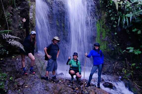 Catarata a una hora de San José es todo un atractivo con sus senderos y frescura.