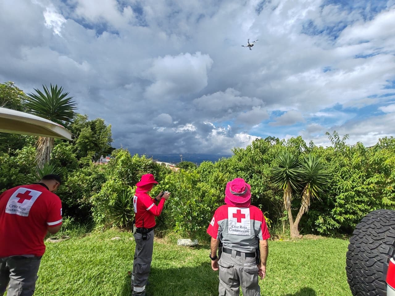Rescatistas de la Cruz Roja participaron en las labores de búsqueda de un hombre desaparecido en el río Reventado, en Guadalupe de Cartago.