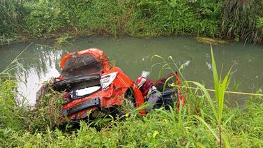 Autoridades confirman terrible noticia en caso de taxista que cayó a laguna con su taxi