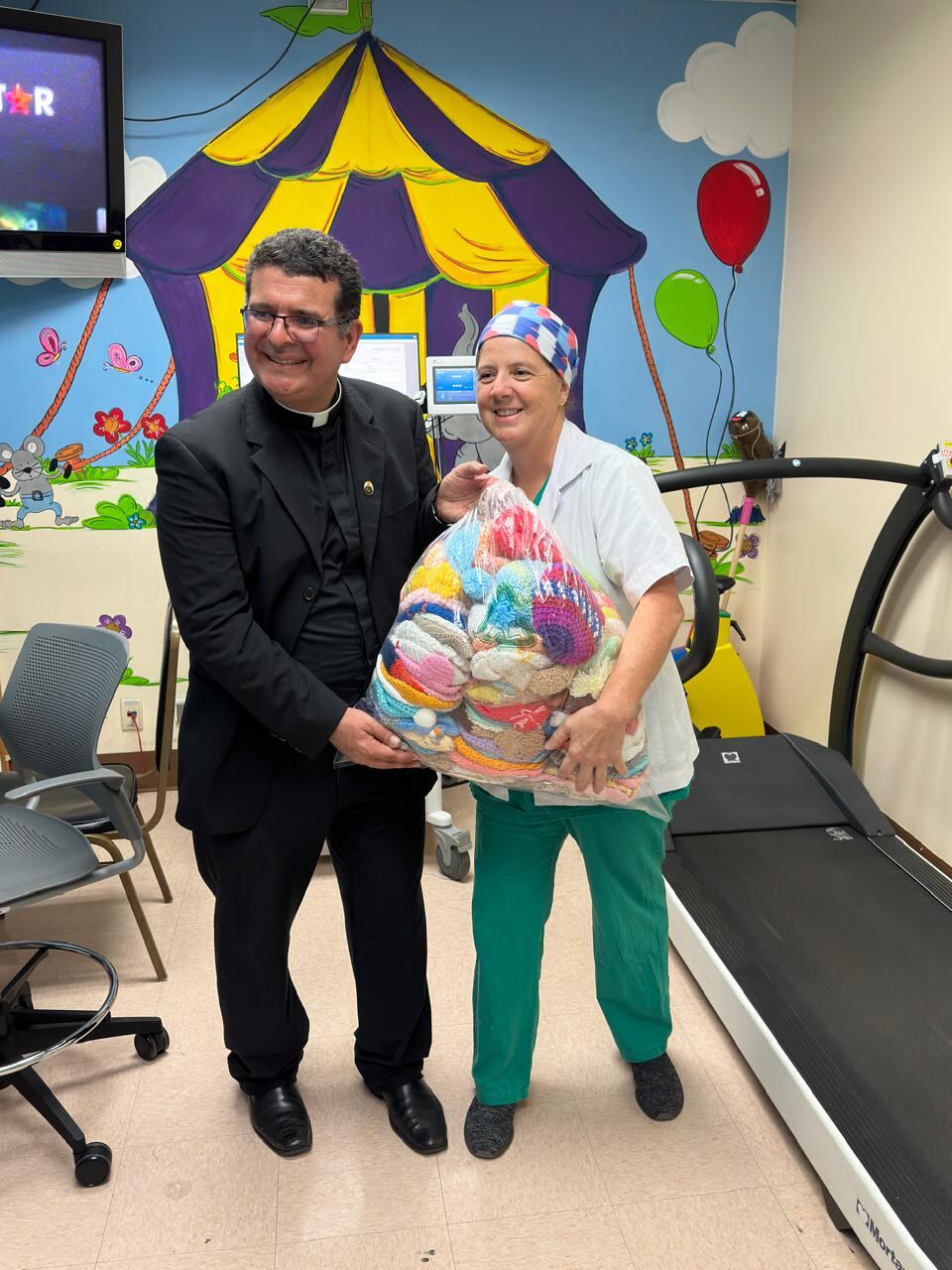 Confirma Cáritas Arquidiocesana que entregó, el pasado miércoles 5 de junio, 460 gorritos tejidos a la Unidad de Cardiología del Hospital Nacional de Niños, como el fruto de la campaña “Caridad Entretejida” que se mantuvo activa entre el 16 de marzo al 22 de abril. La donación también incluye 98 pares de botas tejidas.