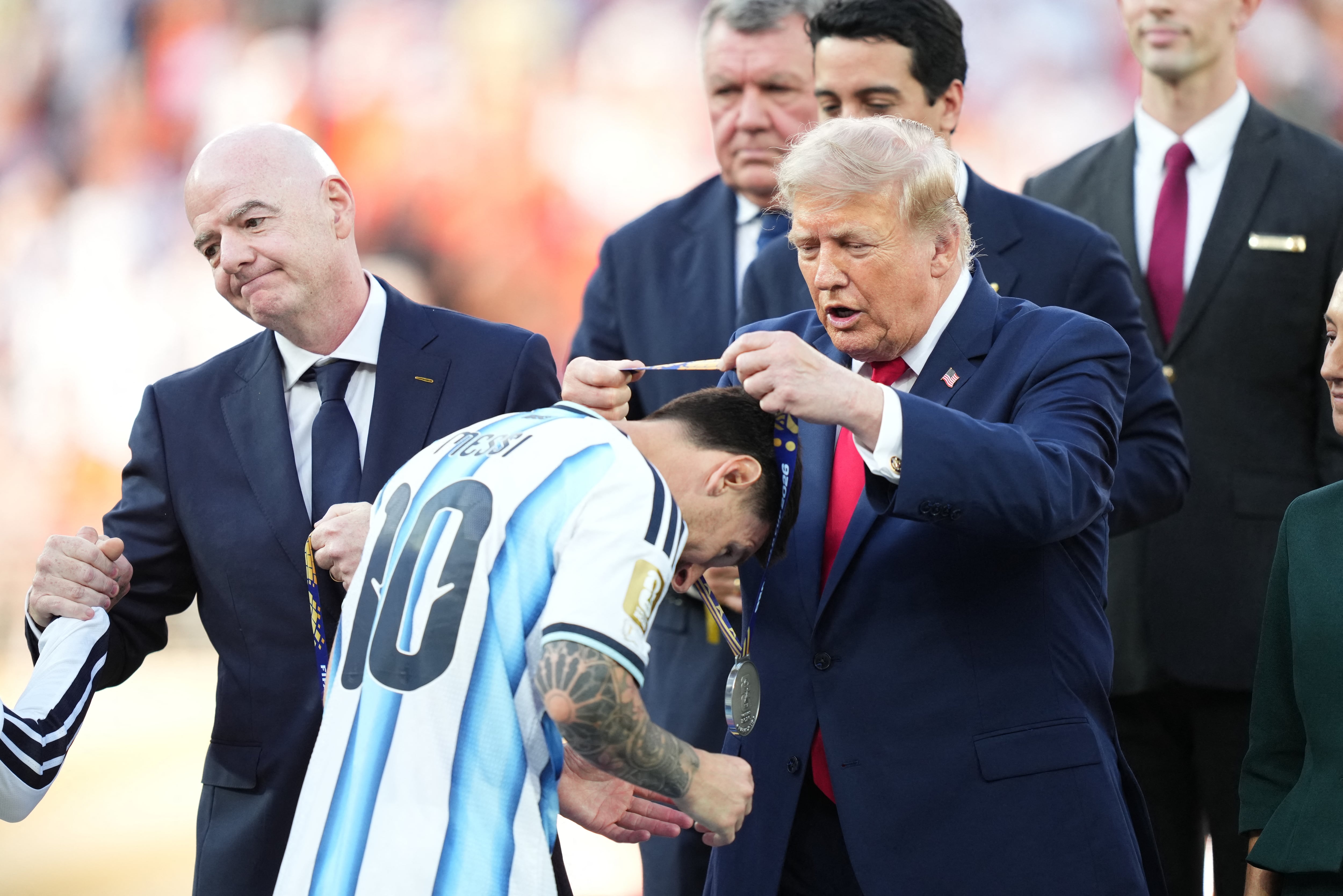 Lionel Messi recibe la medalla de subcampeón de manos del presidente de Estados Unidos, Donald Trump, luego de la final del Mundial 2026 entre Argentina y España en Nueva Jersey.