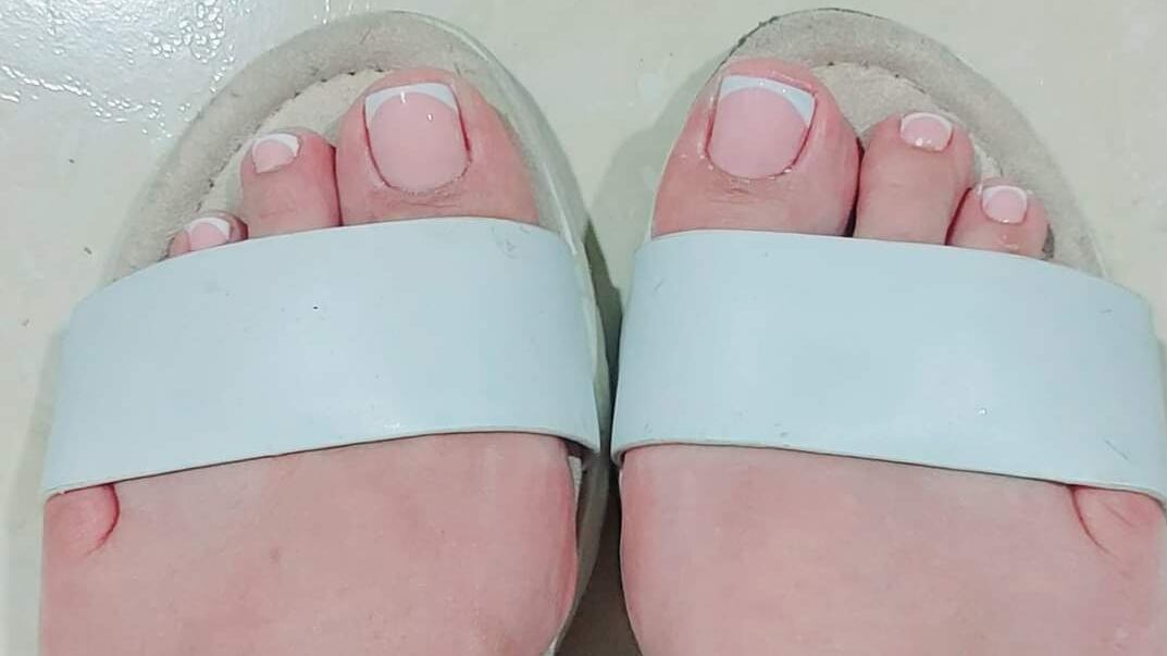 Rocío Chacón es una costarricense que mide un metro con 85 centímetros y calza 43. Tener un pie fuera de lo que los ticos, incluso los centroamericanos, consideramos promedio para una mujer le ha traído problemas toda su vida para encontrar zapatos de su talla