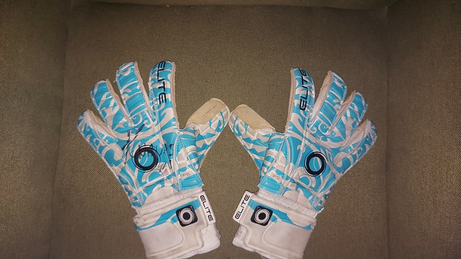 El pequeño Aarón Vargas tiene un par de guantes que pertenecieron al portero Keylor Navas. Cortesía.