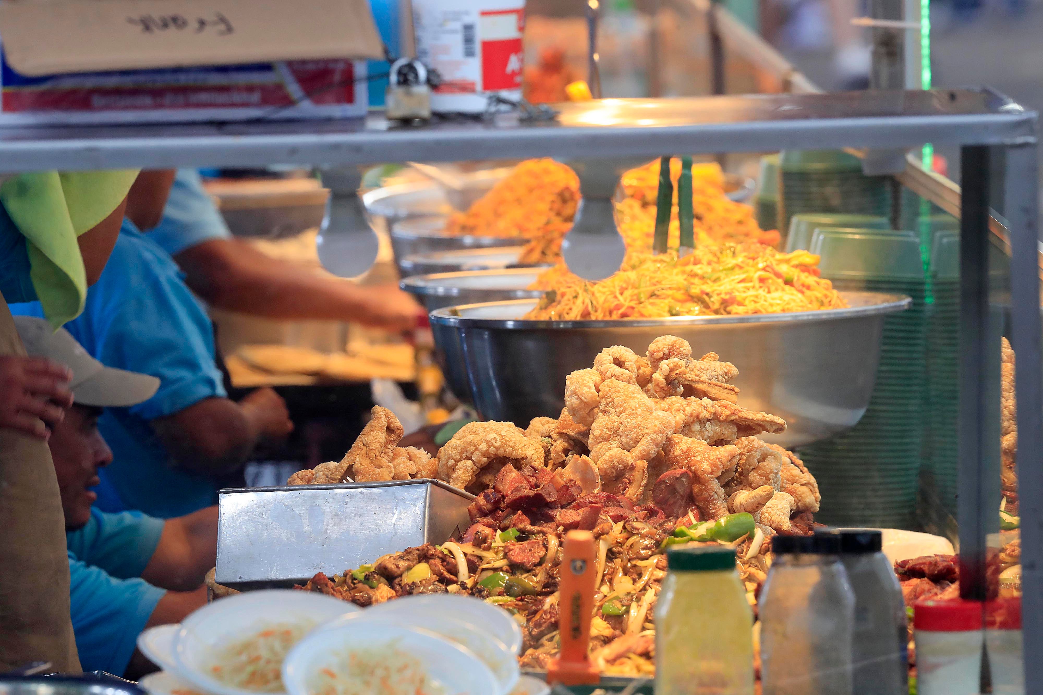 26/12/2023    Zapote. Mucho movimiento se apreció este martes, durante la tarde noche, en el campo ferial. Gran cantidad de gente disfrutó las comidas y de los juegos mecánicos.