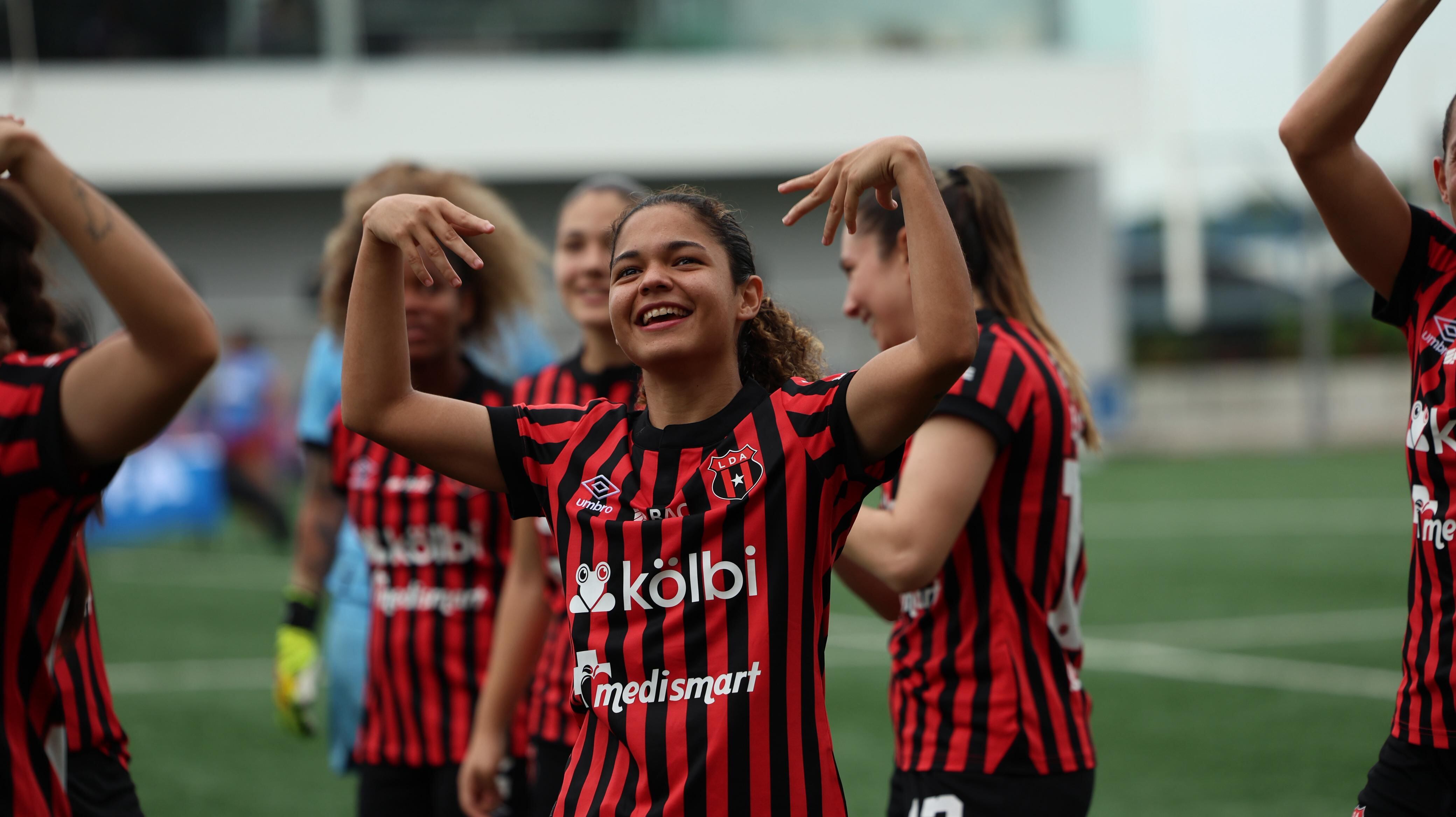 Paula Arce festeja un nuevo título con Liga Deportiva Alajuelense.