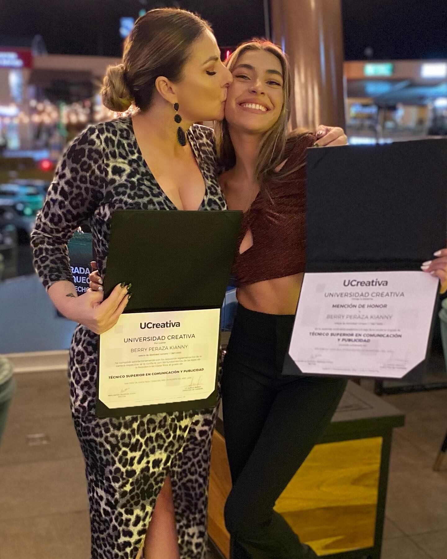 Glenda Peraza celebró con todo la graduación de su hija Kiky. Facebook.