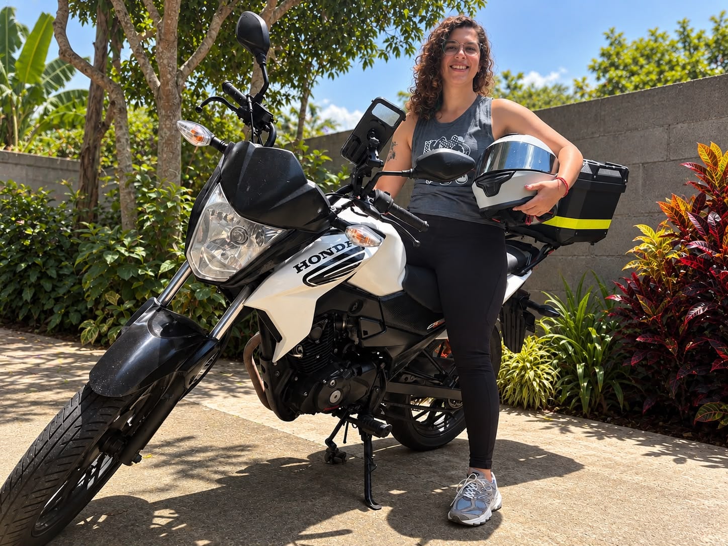 Fátima maneja moto de gran manera pese a los obstáculos que pasó.