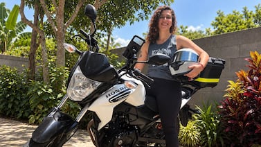 Mujer superó la discriminación y los accidentes para andar en su motocicleta y generar admiración