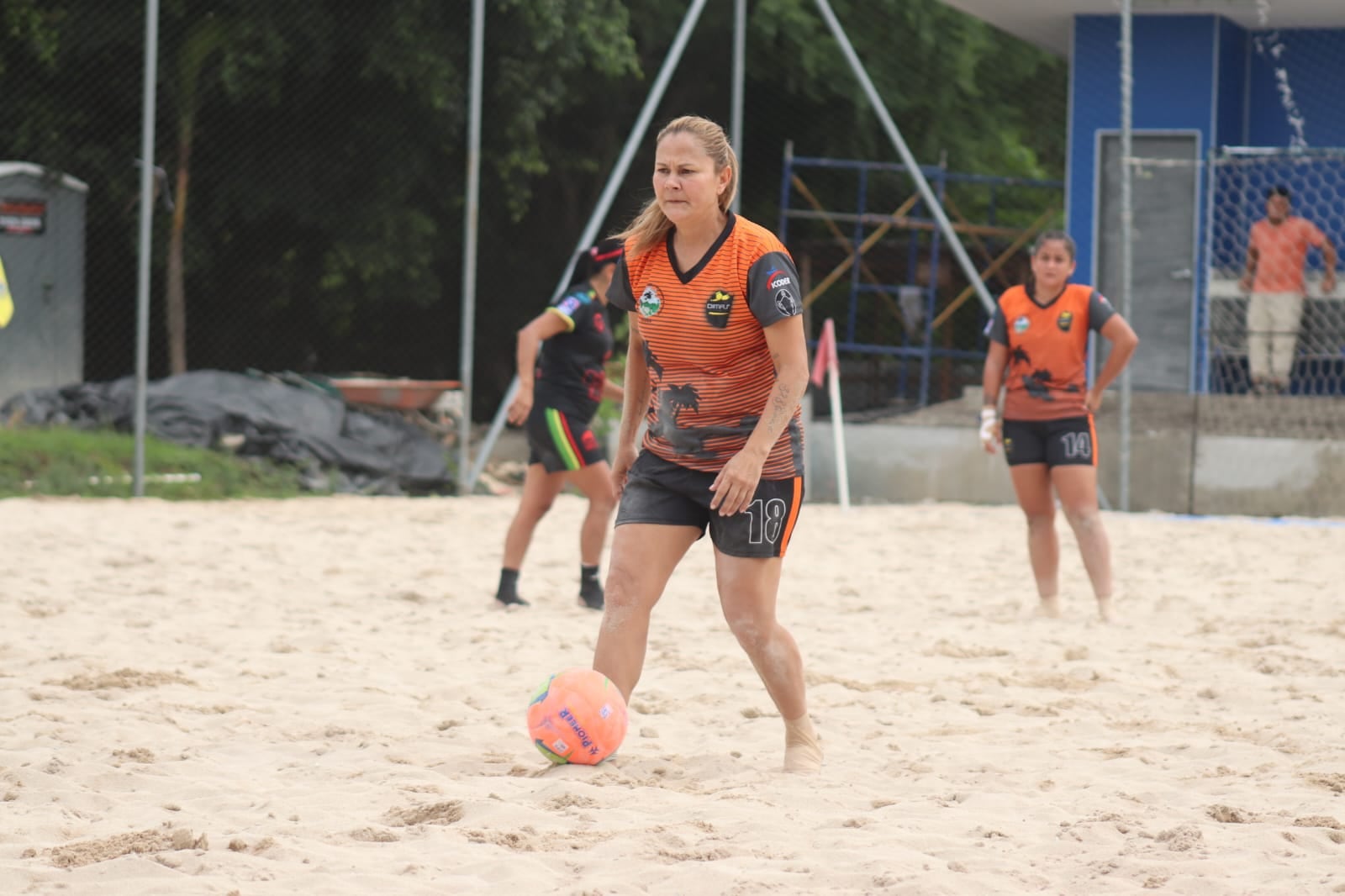 Jacky Álvarez disfrutó bastante la experiencia del fútbol playa.