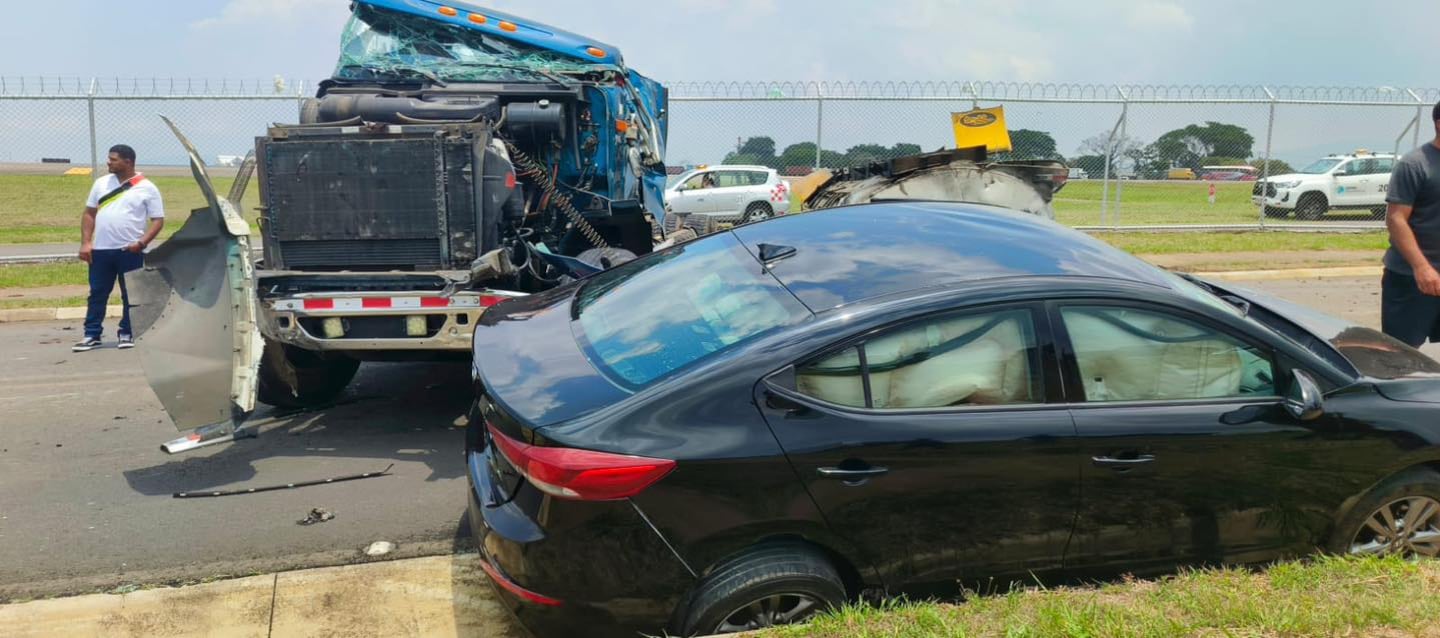 Un aparatoso accidente de tránsito generó gran impacto la mañana del lunes 27 de abril del 2026, en Río Segundo de Alajuela, a un costado del aeropuerto Juan Santamaría. Foto: Tomada de redes sociales