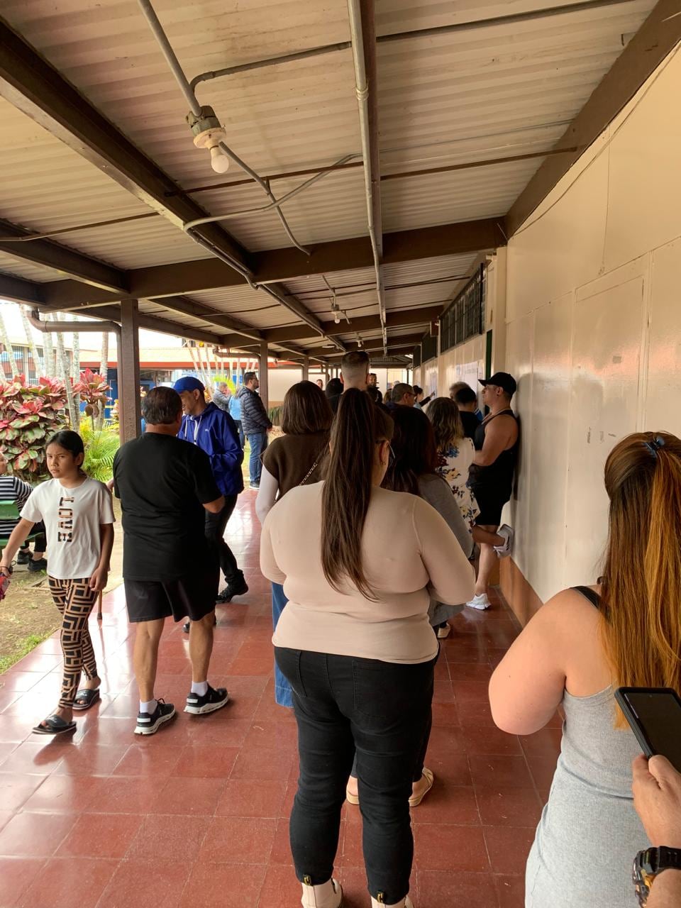 En la escuela José Rafael Araya Rojas en Tibás, la afluencia de votantes es mucha.