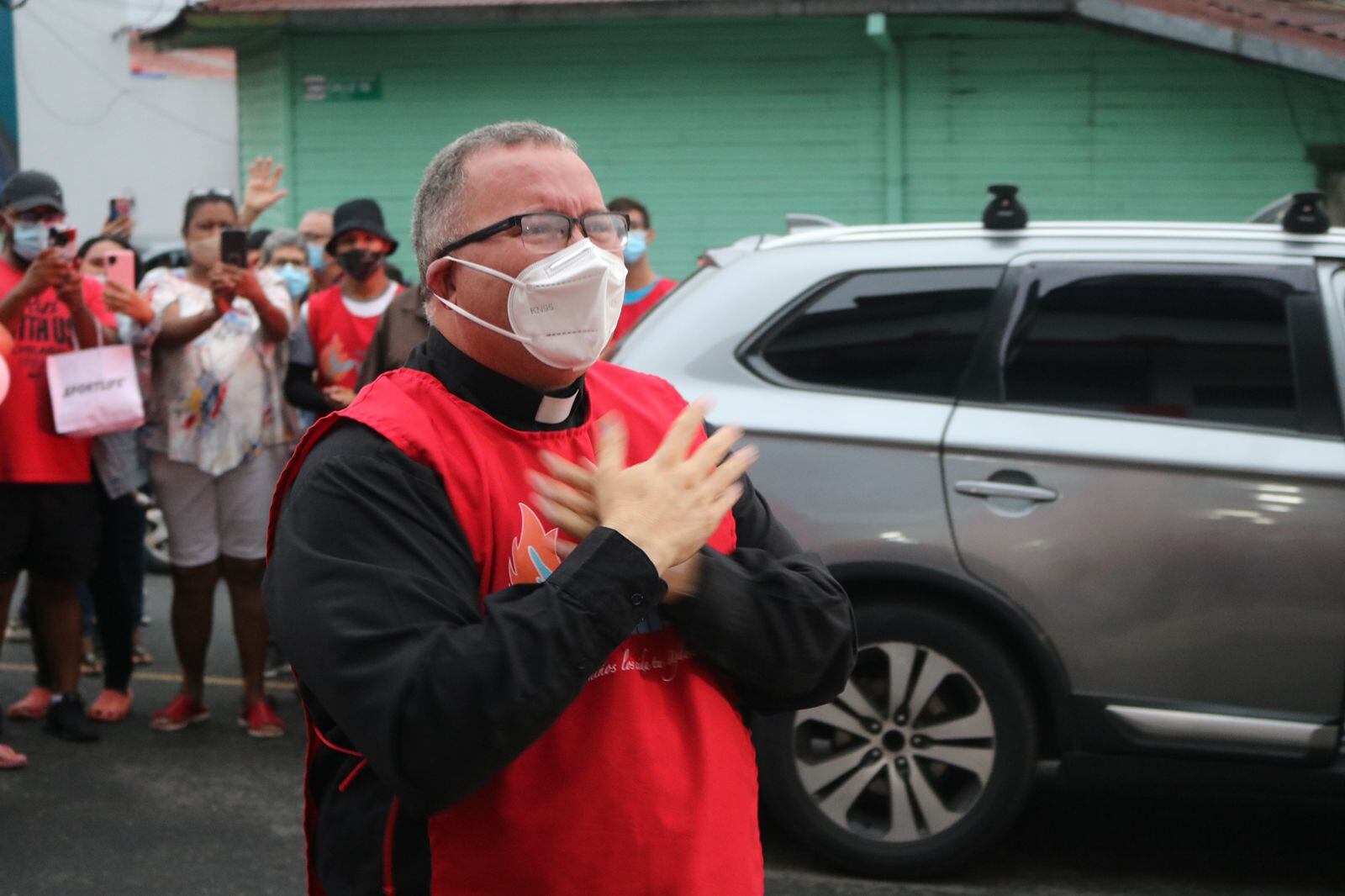 A eso de las 5:15 de la tarde del jueves 8 de setiembre el padre Sergio Valverde llegó al edificio central de la Asociación Obras del Espíritu Santo. Se bajó de un carro y pegó tremendos brincos de felicidad porque le dieron la salida después de dos días internado con covid-19