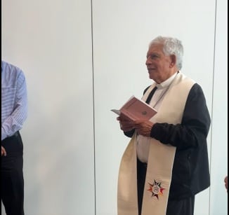 Monseñor José Francisco Ulloa visitó la oficina de la diputada del PLN por Puntarenas, Norjelens Lobo y la bendijo hasta con agua bendita e incluso realizó una oración, o sea, le hizo una limpia.