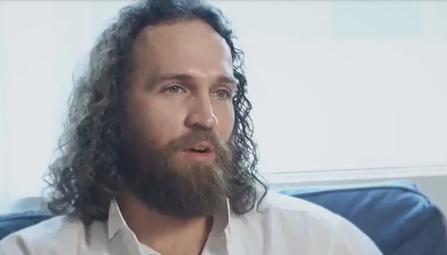 Hombre se casó con un celular