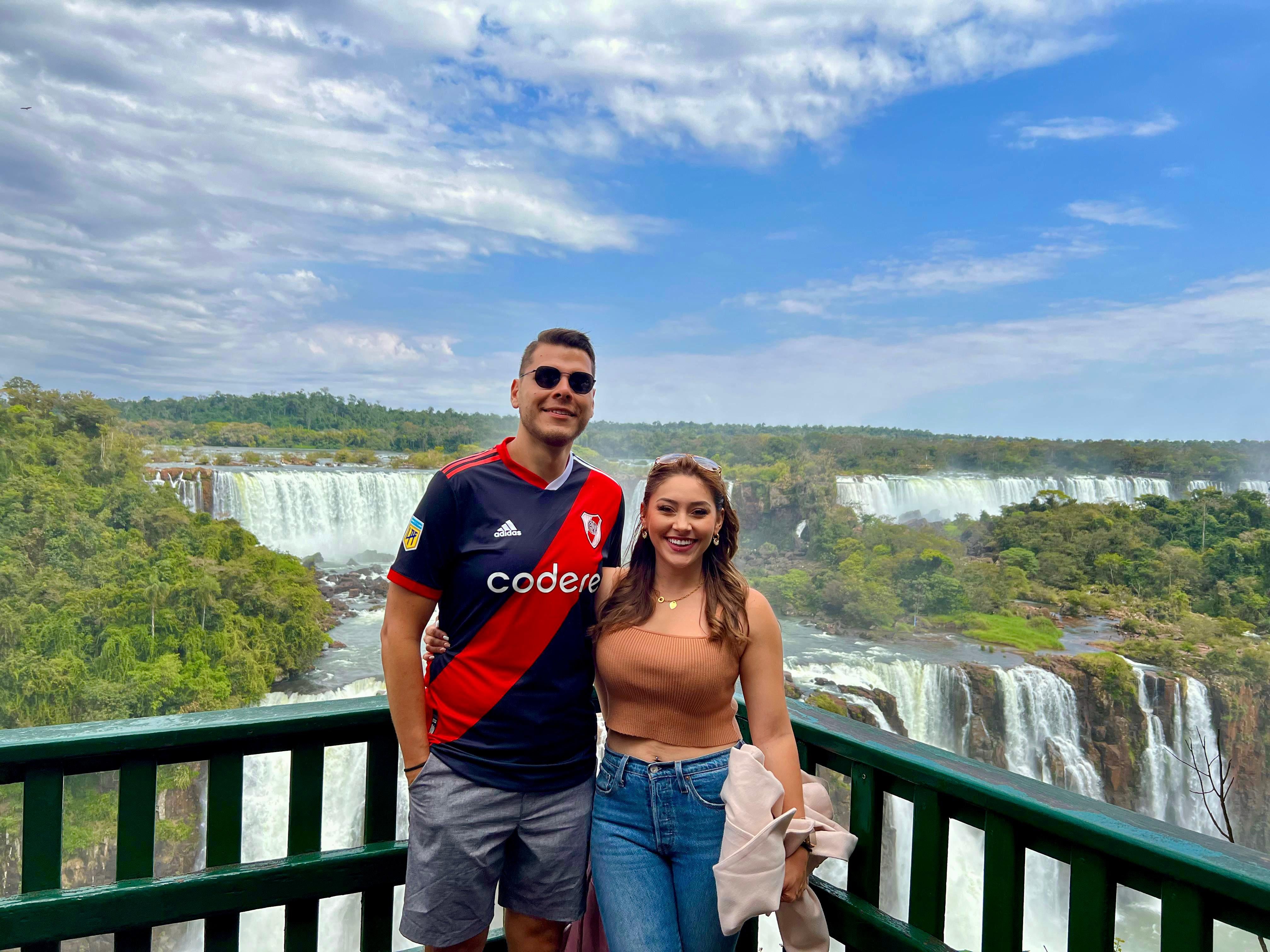 Los periodistas Gloriana Casasola y Diego Obando protagonizan una hermosa historia de amor desde el 2018.