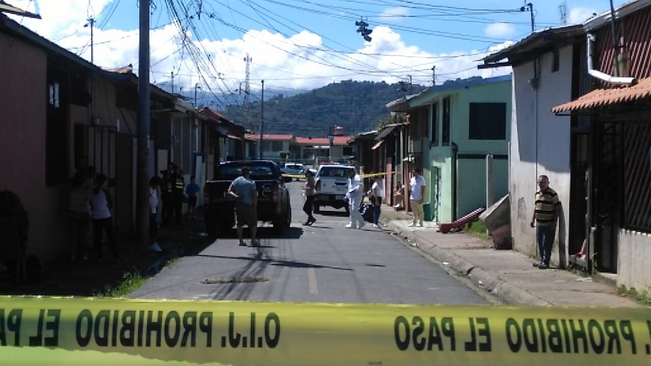 A las 10;30 a. m. de este domingo los agentes del OIJ de Cartago recogían evidencias para esclarecer la muerte de la menor en el proyecto Manuel de Jesús Jiménez en Cartago. Foto: Keyna Calderón.