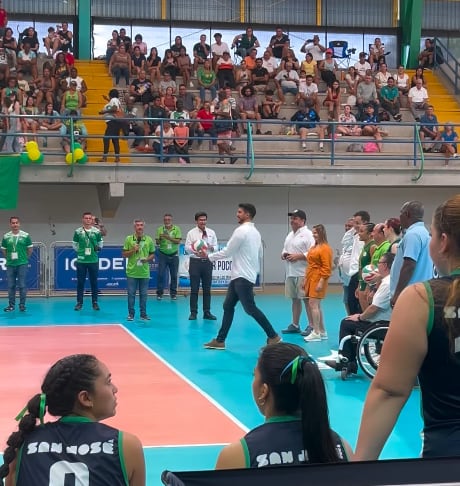 El periodista Rodolfo Mora se la jugó haciendo un saque de voleibol.
