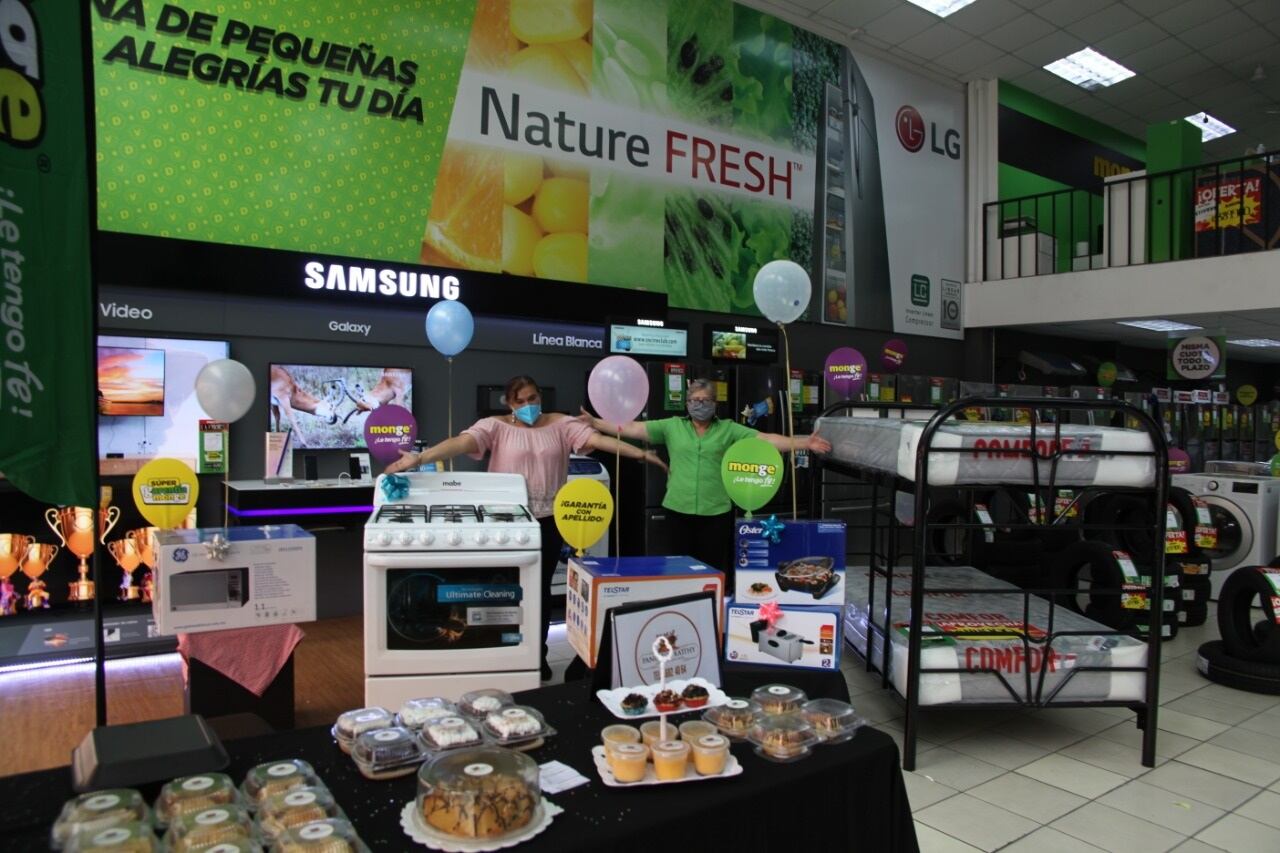 Bombero que lucha contra el cáncer le dio un gran regalo a mamá pulseadora. Foto cortesía Importadora Monge.