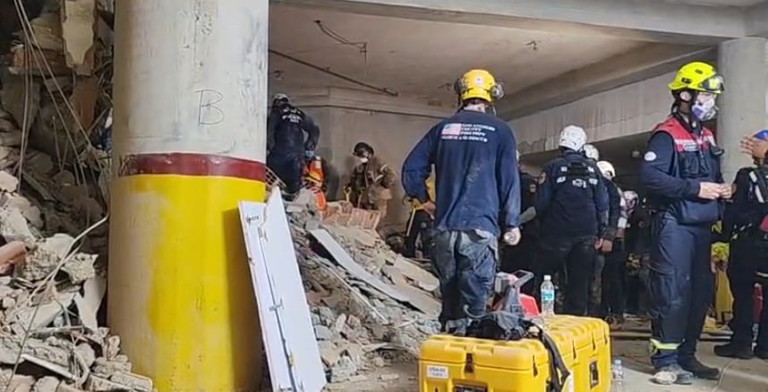 Una enorme montaña de concreto, columnas reforzadas con gigantescas estructuras de madera, así trabajan en el rescate de Hernán Gil. Foto: Captura de video