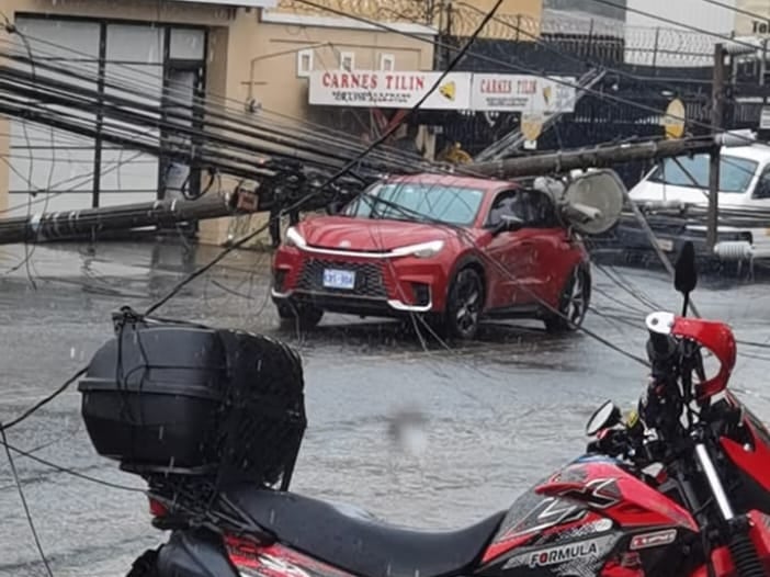 Caída de postes en Alajuela provocó emergencias