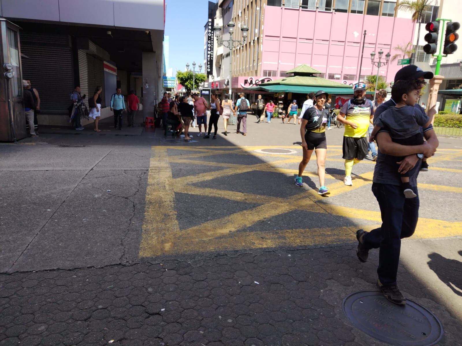 A dos mil cada pedacito negrito, a precio ya ningún chancero vende