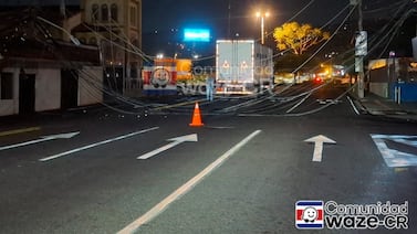 Tráiler se trae abajo postes y deja el paso totalmente cerrado en transitada calle