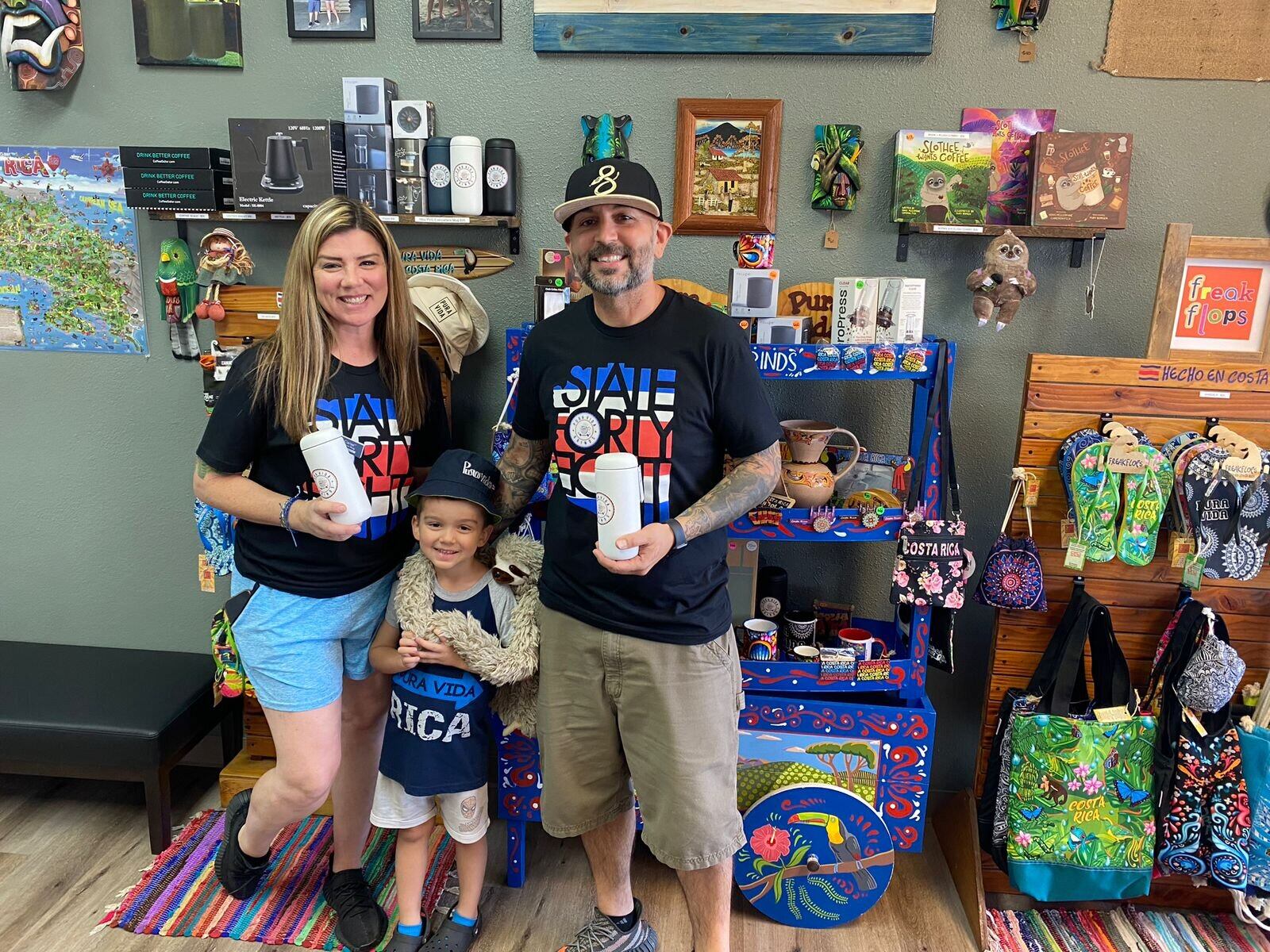 La Familia Lobo juntos lograron que la cafetería sea un pegue en Arizona.