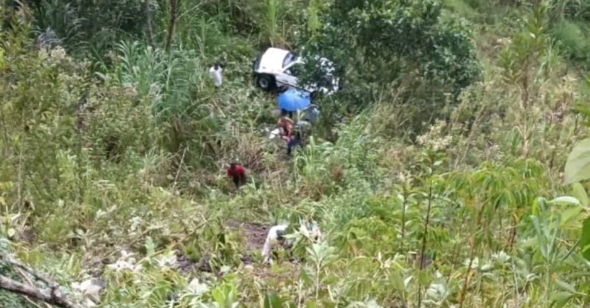 Las autoridades de emergencia trabajan en el sitio para encontrar al menor que viajaba, en apariencia, con la mujer. (Foto: cortesía a La Nación)