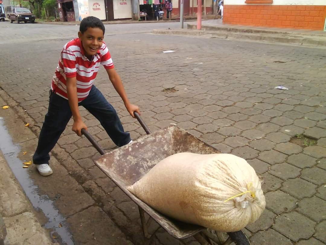Daniel José García Guevara tiene 30 años, es de Juigalpa, Nicaragua, y llegó a Costa Rica el 30 de junio del 2019 con lo poco que cabía en su maleta... y con la esperanza de que esta tierra le ofreciera lo que la suya le negó: paz, trabajo y libertad. Pastelillos de la Corte