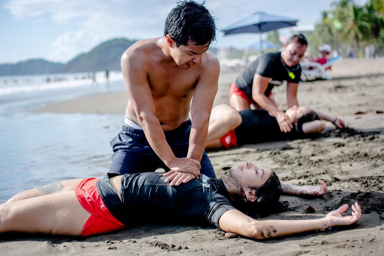 Marvin Chen es un guardavidas profesional que tiene más de 20 años de experiencia en diferentes playas del mundo como las de Australia y Estados Unidos. Es le jefe de guardavidas en Jacó y nos ayudó a crear los “10 mandamientos” para que usted pueda disfrutar del mar sin ponerse en peligro