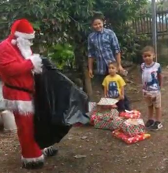 Amigos de taxista informal asesinada en Sarapiquí llevaron regalos a sus hijos. Foto cortesía Roy Vega.