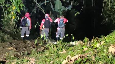 Cruzrojistas se internan en montaña para rescatar a hombre que sufrió horrible herida en su mano