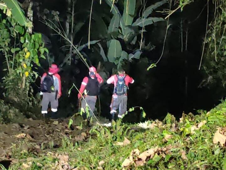 Los cruzrojistas ingresaron a la montaña la madrugada de este domingo. Foto Cruz Roja.
